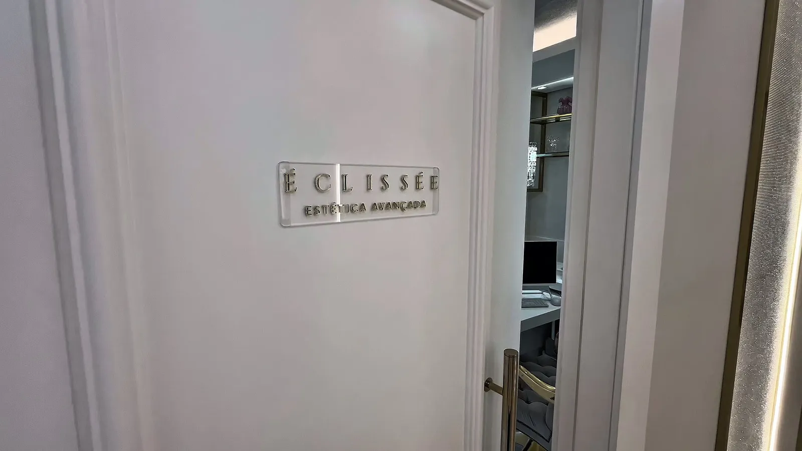 Porta da Éclissée com a placa de acrílico ÉCLISSÉE Estética Avançada